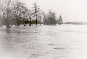 Hochwasser 1962 Die Exter war &uuml;ber die Ufer getreten und erreichte fast den 500m entfernt liegenden Bauernhof.